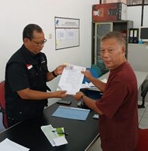 Photo of PC Bandung Utara Menyerahkan SK duda & Dakem Kpd AW Ibu Willy YA-581115