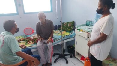 Photo of KPC Biak Mengunjungi Lazarus R-620031 Yang Sakit Di RSUD