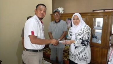 Photo of PC Garut Serahkan Dakem Kpd AW Alm Rismana Fakih